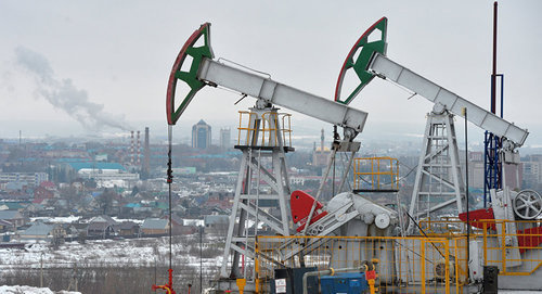 Добыча нефти. Фото © Sputnik / Maksim Bogodvid
http://ru.sputnik.az/economy/20161210/408041502/azerbaydjan-qotov-sokratit-dobicu-na-35-tis-barreley-v-den.html
