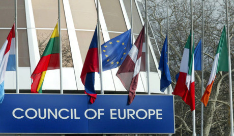 Флаги у здания  Совета Европы. Фото http://www.coe.int/t/dghl/standardsetting/cddh/ 