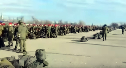 Отправка чеченского спецназа в Сирию. Фото Стоп-кадр видео Отправку сотен бойцов чеченской военной полиции в Сирию сняли на видео