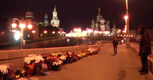 Цветы на месте убийства Немцова. Фото: RFE/RL