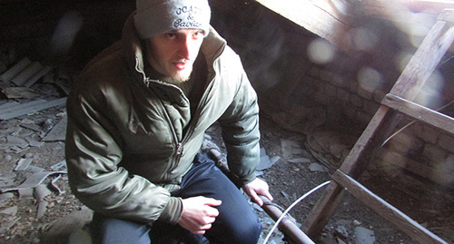 Андрей Киляков опказал состояние труб отопления, расположенных на чердаке его дома Фото Вячеслава Ященко для "Кавказского узла"