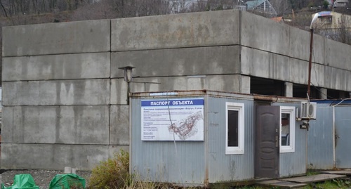 Недостроенное здание на территории Бзугинских очистных сооружений. Фото Светланы Кравченко для "Кавказского узла". 