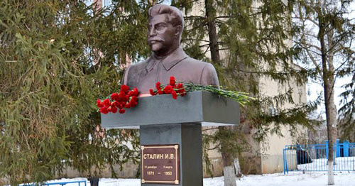 Бюст Сталина установлен в селе Куйбышево Ростовской области. Фото http://www.1rnd.ru/news/1486031