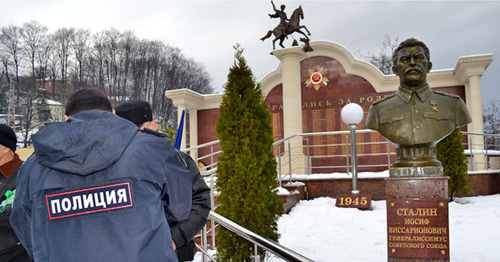 Сотрудники полиции возле памятника Сталину. Сочи. Фото Светланы Кравченко для "Кавказского узла"
