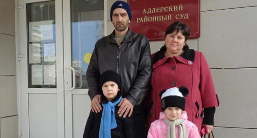 Демерчян с супругой и детьми пришел на суд. Фото Светланы Кравченко для "Кавказского узла"