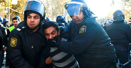 Сотрудники полиции разгоняют участников митинга. Фото Азиза Каримова для "Кавказского узла"