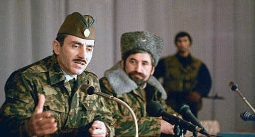 Джохар Дудаев (слева). Грозный, 10 декабря 10 декабря 1994 года. Фото: RFE/RL.