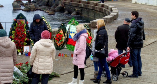 Горожане принесли цветы к мемориалу. Фото Светланы Кравченко для "Кавказского узла"