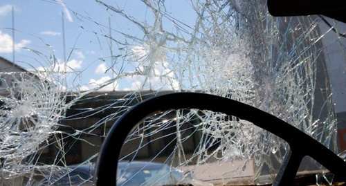 Разбитое лобовое стекло. Фото http://www.vesti.az/news/318453