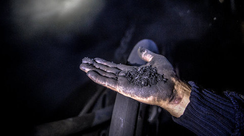 Шахтёр показывает увголь на шахте. Фото  © Sputnik/ Алексей Куденко
http://sputnik-georgia.ru/society/20160229/230391268.html