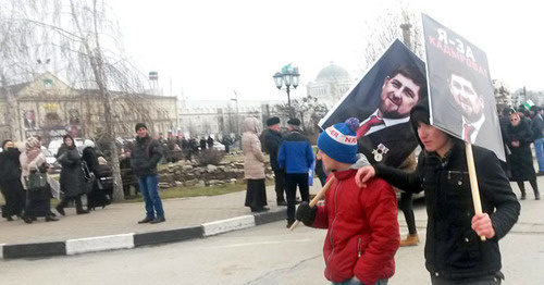 Молодые люди несут портреты Кадырова на митинге в его поддержку. Грозный, 22 января 2016 года. Фото корреспондента "Кавказского узла".