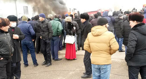 Участники акции на площади перед мэрией Грозного и мечетью "Сердце Чечни. Фото корреспондента "Кавказского узла"