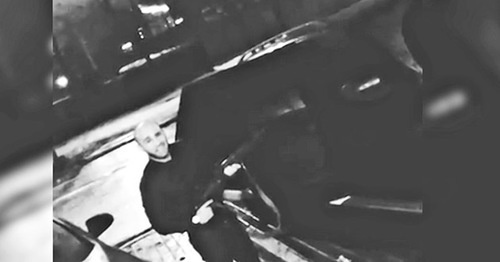 Омар Омаров стреляет из автомата. Москва, январь 2017 г. Кадр из видео пользователя Best Newshttps://www.youtube.com/watch?v=vaiUIlySDvw