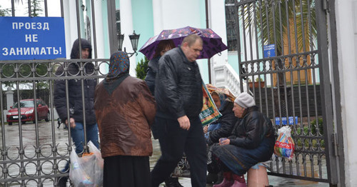 Прихожане церкви Михаила Архангела идут за святой водой. Фото Светланы Кравченко для "Кавказского узла"