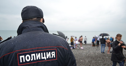 Сотрудник полиции следит за порядком на пляже Сочи. Фото Светланы Кравченко для "Кавказского узла"