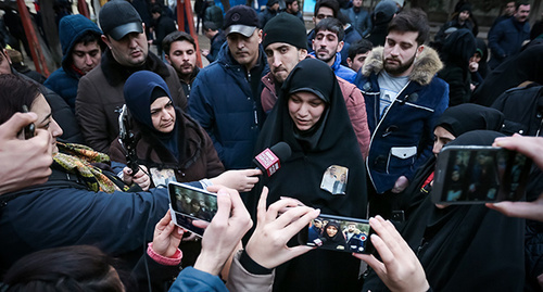Сестра полит заключенного Аббаса Хусейна выступает перед журналистами. Фото Азиза Каримова для "Кавказского узла"