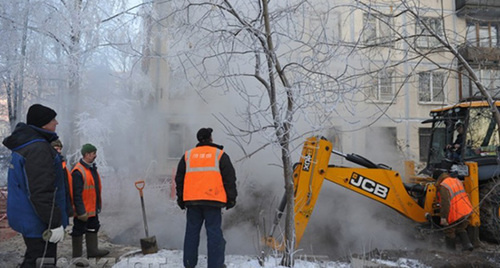 Ликвидация аварии на путепроводе. Фото http://bloknot-volgograd.ru/news/krupnuyu-kommunalnuyu-avariyu-v-kirovskom-rayone-o-811373