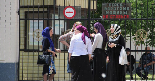 Выпускницы школы возле ворот пункта сдачи ЕГЭ. Грозный, май 2015 г. Фото Магомеда Магомедова для "Кавказского узла"