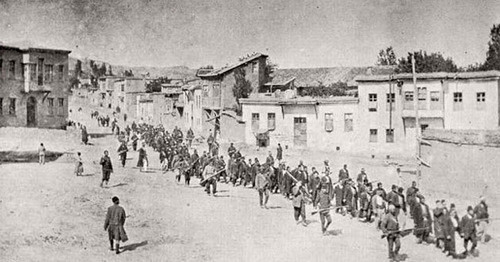 Колонна армян движется под вооружённой охраной. Апрель 1915 года. Фото: anonymous German traveler https://ru.wikipedia.org