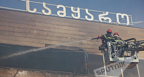 Пожарные ликвидируют очаги возгорания на верхних этажах торгового центра. Фото © SPUTNIK / LEVAN AVLABRELI
 https://sputnik-georgia.ru/photo/20170130/234693330/foto-pojar-v-tbilisi-unichtojil-detskiy-mir.html