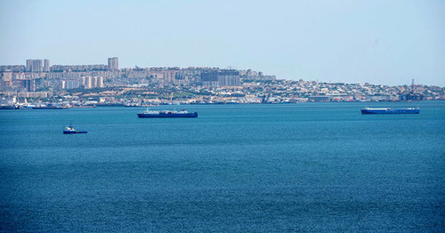 Корабли в акватории Бакинской бухты в Каспийском море. Фото: Sputnik/Murad Orujov