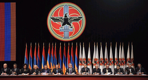 Президеум на собрании Республиканской партии Армении. Фото http://www.vexillographia.ru/armenia/party.htm