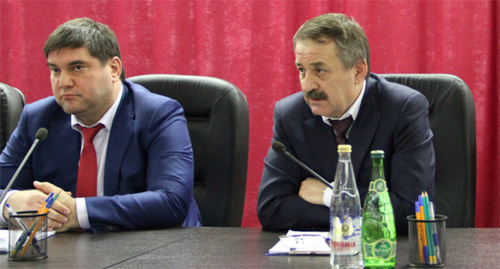 официальное представление Магомеда Исаева (справа). Фото http://www.riadagestan.ru/news/society/upravlyayushchim_otdeleniem_pensionnogo_fonda_rossii_po_dagestanu_naznachen_magomed_isaev/