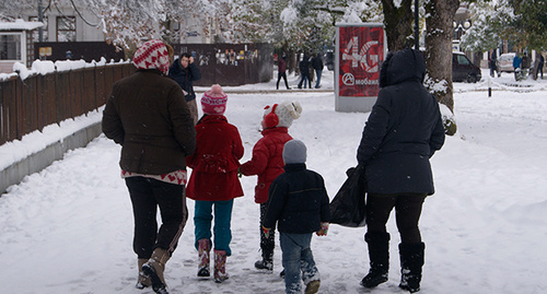 Дети на улицах Сухума. 30 января 2017 г. Фото Дмитрия Статейнова для "Кавказского узла"