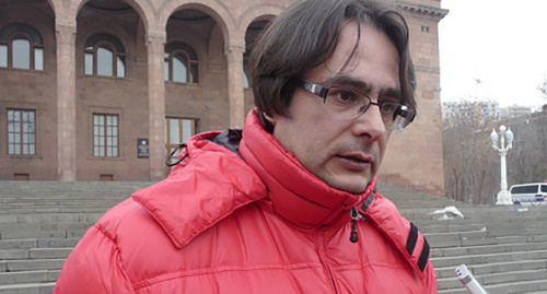 Андриас Гукасян перед зданием Национальной академии. Ереван, 21 января 2013 г. Фото Армине Мартиросян для "Кавказского узла"
