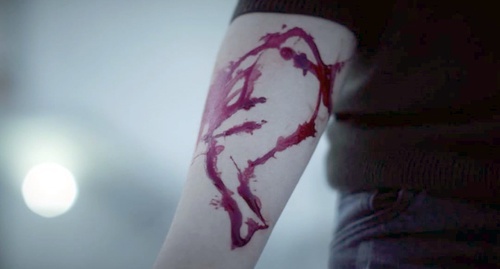 Силуэт кита, нарисованный на детской руке. Кадр из социальной рекламы "Синий кит", Youtube.com/watch?v=_tM4w3mo5iQ