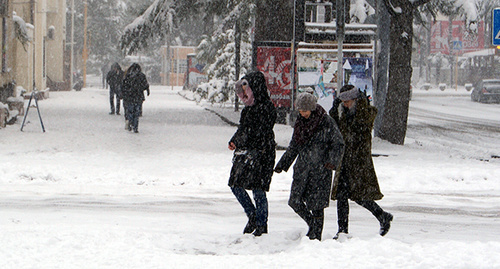 Снегопад на улицах Сухума. Фото Дмитрия Статейнова для "Кавказского узла"