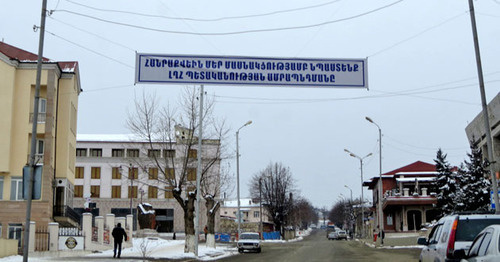 Плакат над дорогой призывает население активно участвовать  на референдуме. Фото Алвард Григорян для "Кавказского узла"