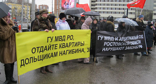  В середине митинга пошёл дождь, однако участники не расходились. Фото Константина Волгина для "Кавказского узла"