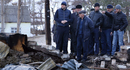 сотрудники администрации на месте пожара. Фото http://khunzakh.ru/info/news/10038/