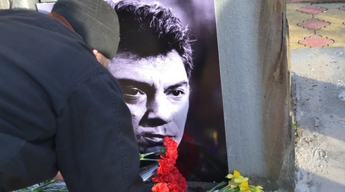 Возложение цветов к портрету Бориса Немцова, установленному рядом с памятником в Сочи. 26 февраля 2017 года. Фото Светланы Кравченко для "Кавказского узла"