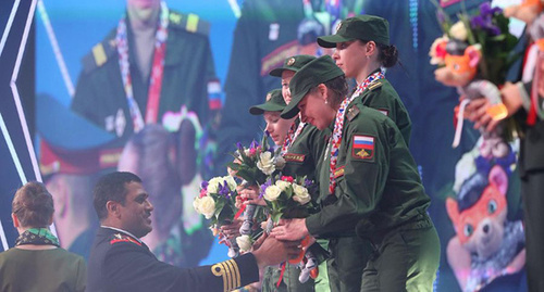Президент федерации CISM Абдулхаким Аль Шино вручает награды российским военным Фото из официального твиттера CISM в Сочи twitter.com/cismsochi2017