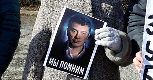 Участница митинга памяти Бориса Немцова держит его портрет. Волгоград, 29 февраля 2017 г. Фото Татьяны Филимоновой для "Кавказского узла"