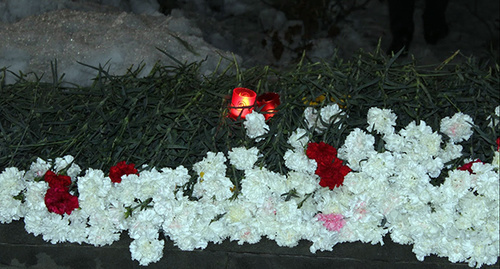 Цветы и свечи у памятника Мясника, где развернулись основыне события 1-2 марта 2008 года. Фото Тиграна Петросяна для "Кавказского узла"