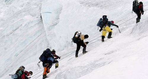 Группа альпинистов поднимается на гору. Фото: 07.mchs.gov.ru