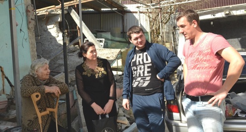 Жители Высокого обсуждают ситуацию в селе. Фото Светланы Кравченко для "Кавказского узла"