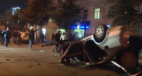 Автомобиль, перевернутый протестующими на улице Чавчавадзе. Фото: скриншот видео YouTube, https://www.youtube.com/watch?v=W_dpcwC7ZOU