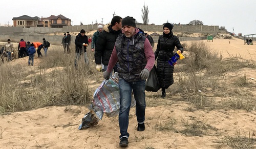 Активисты за четыре часа собрали и вывезли с пляжа больше ста мешков мусора. Каспийск, 12 марта 2017 года. Фото Патимат Махмудовой для "Кавказского узла". 