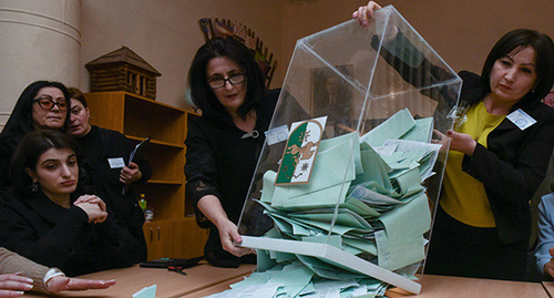 Выборы в парламент Абхазии . Подсчет голосов Фото © Sputnik / Томас Тхайцук
 http://sputnik-abkhazia.ru/Abkhazia/20170315/1020619853/taniya-na-slova-appaturaya-o-vyborax-v-abxazii-oni-sostoyalis.html