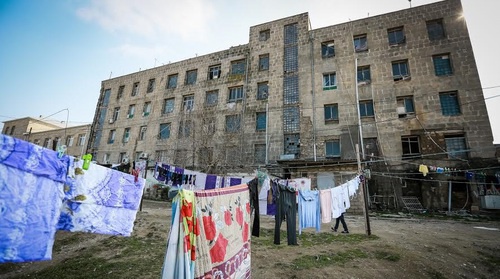 Аварийное здание общежития, в котором с 1993 года проживают вынужденные переселенцы. Баку, март 2017 года. Фото Азиза Каримова для "Кавказского узла"