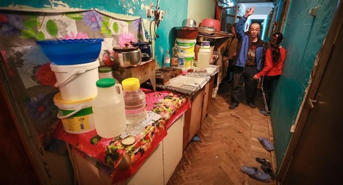 Вынужденные переселенцы 25-й год живут в тесноте и сырости в аварийном здании общежития. Баку, март 2017 года. Фото Азиза Каримова для "Кавказского узла"