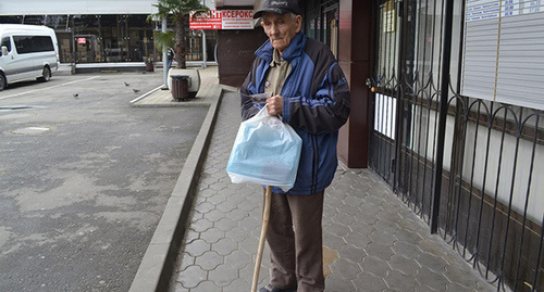 Геннадий Иванович ходит с большим трудом и использует палку. Фото Светланы Кравченко для "Кавказского узла"