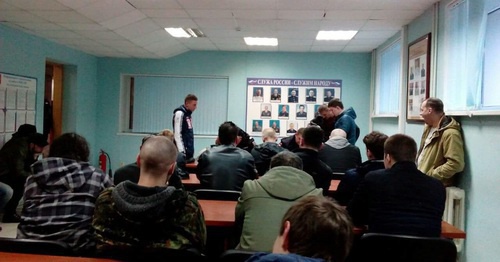 Задержанные в отделении полиции на улице Октябрьская в Краснодаре. 26 марта 2017 года. Фото очевидца, предоставленное "Кавказскому узлу" краснодарским штабом Навального.
