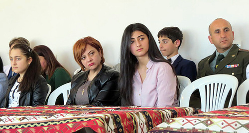 участники круглого стола на тему "Нация, семья, армия" в Степанакерте. Фото Адвард Григорян для "Кавказского укзла"