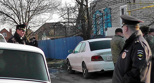 Оцепление вокруг дома активиста Петрова. Фото Анны Грицевич для "Кавказского узла"