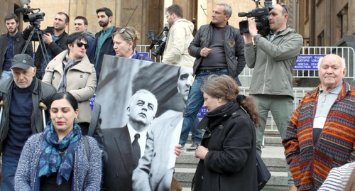 Участники акции с портретом Гамсахурдии. Фото Инны Кукуджановой для "Кавказского узла"